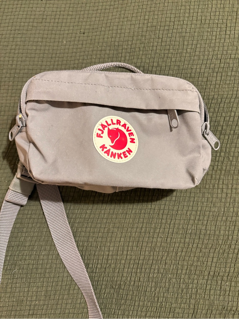 Fjallraven Kånken Crossbody Bag in FOG with Red Logo